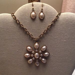 Pearl/Gold fashion Necklace/ Earrings Set